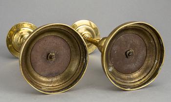 LJUSSTAKAR, ett par, mässing. 1800-tal.
