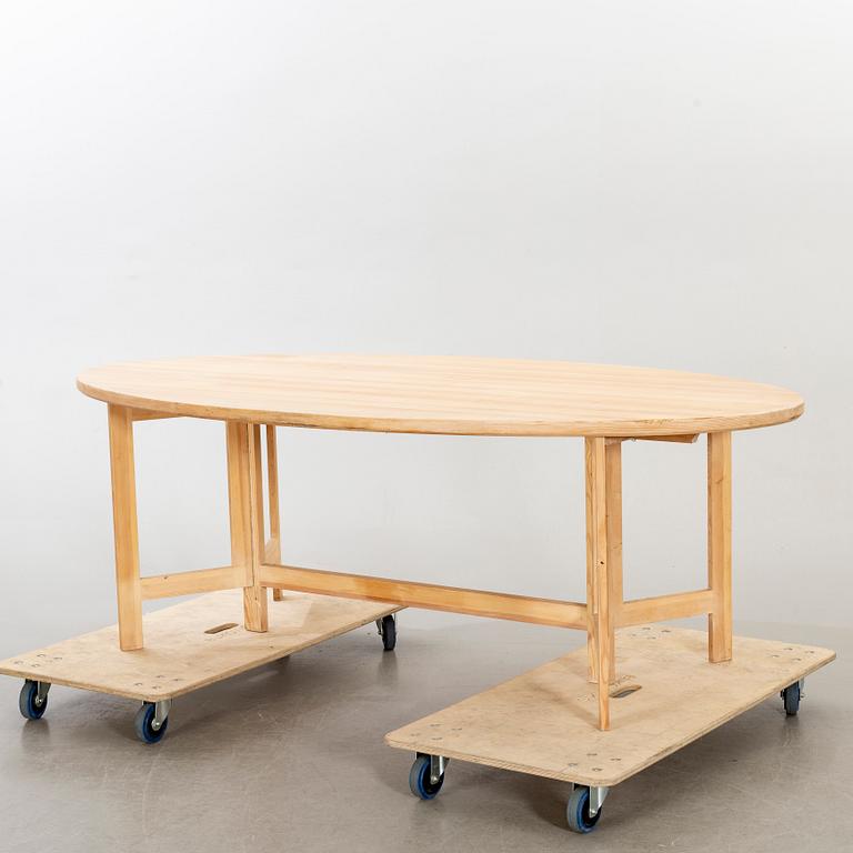 A PINE WOOD FOLDING DINNER TABLE DESIGNED BY OLOF PIRA.