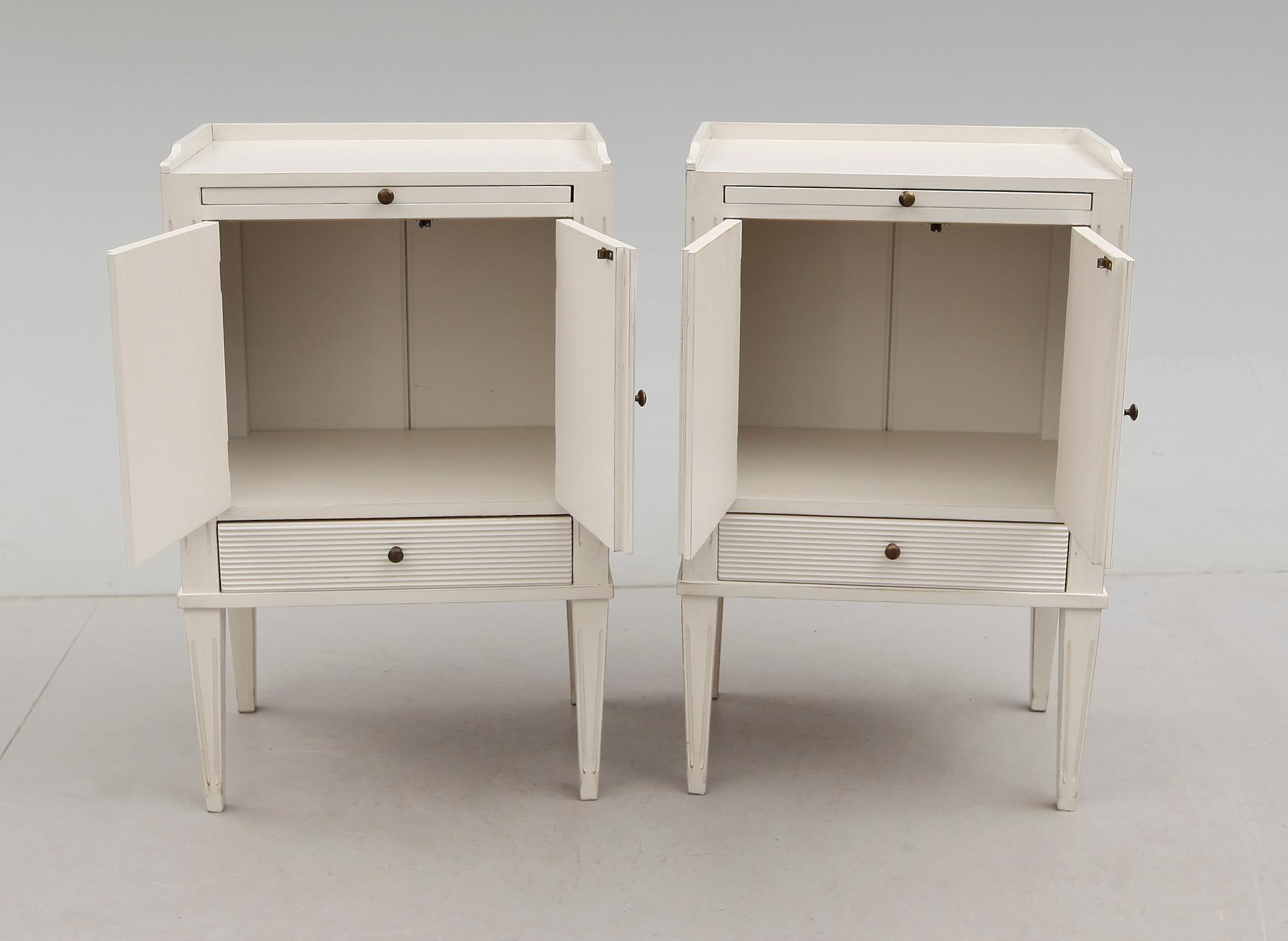 SÄNGBORD, 1 par, gustaviansk stil, 1900-talets andra hälft.