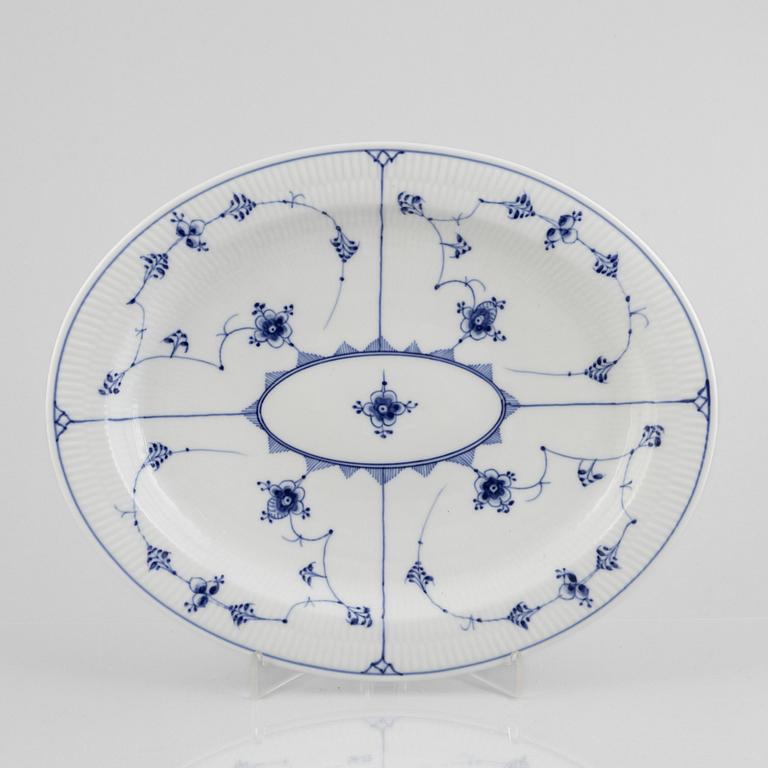 Four porcelain serving dishes and a fish platter, half-lace "Musselmalet", Royal Copenhagen, Denmark, 1894-1923.