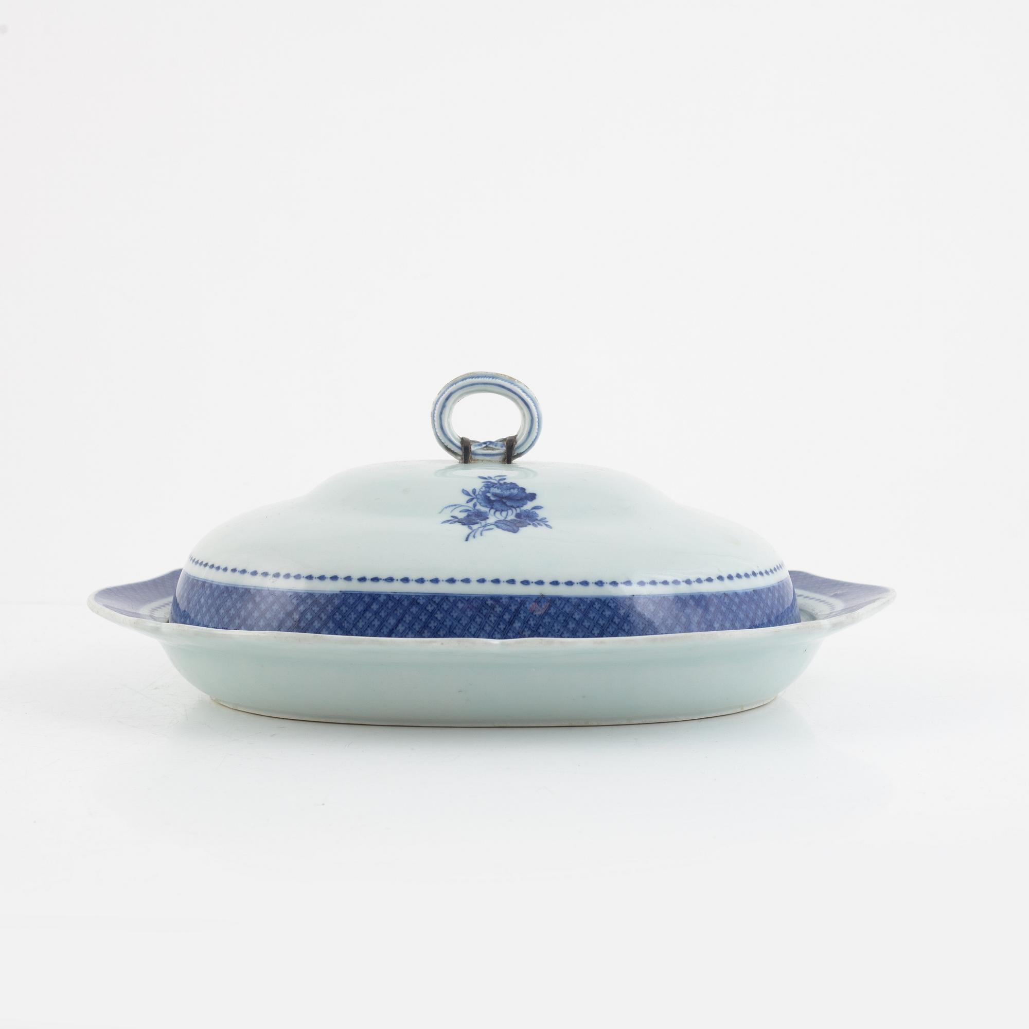 A Chinese blue and white export porcelain serving dish with cover, Qing dynasty, 18th century.