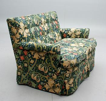 SOFFOR, 2 st, klädda med tyget "Golden Lily" av William Morris, 1900-tal.