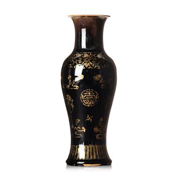 A mirror black glazed vase, Qing dynasty, 19th Century.