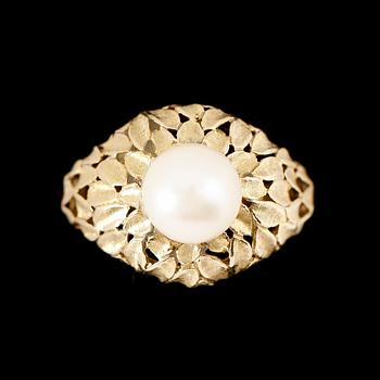 RING, 18 k, guld, med odlad pärla. Total vikt ca 5 g.