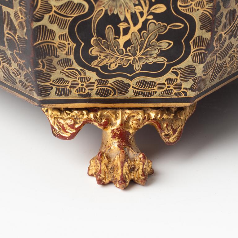 A lacquered box, China, 19th century.