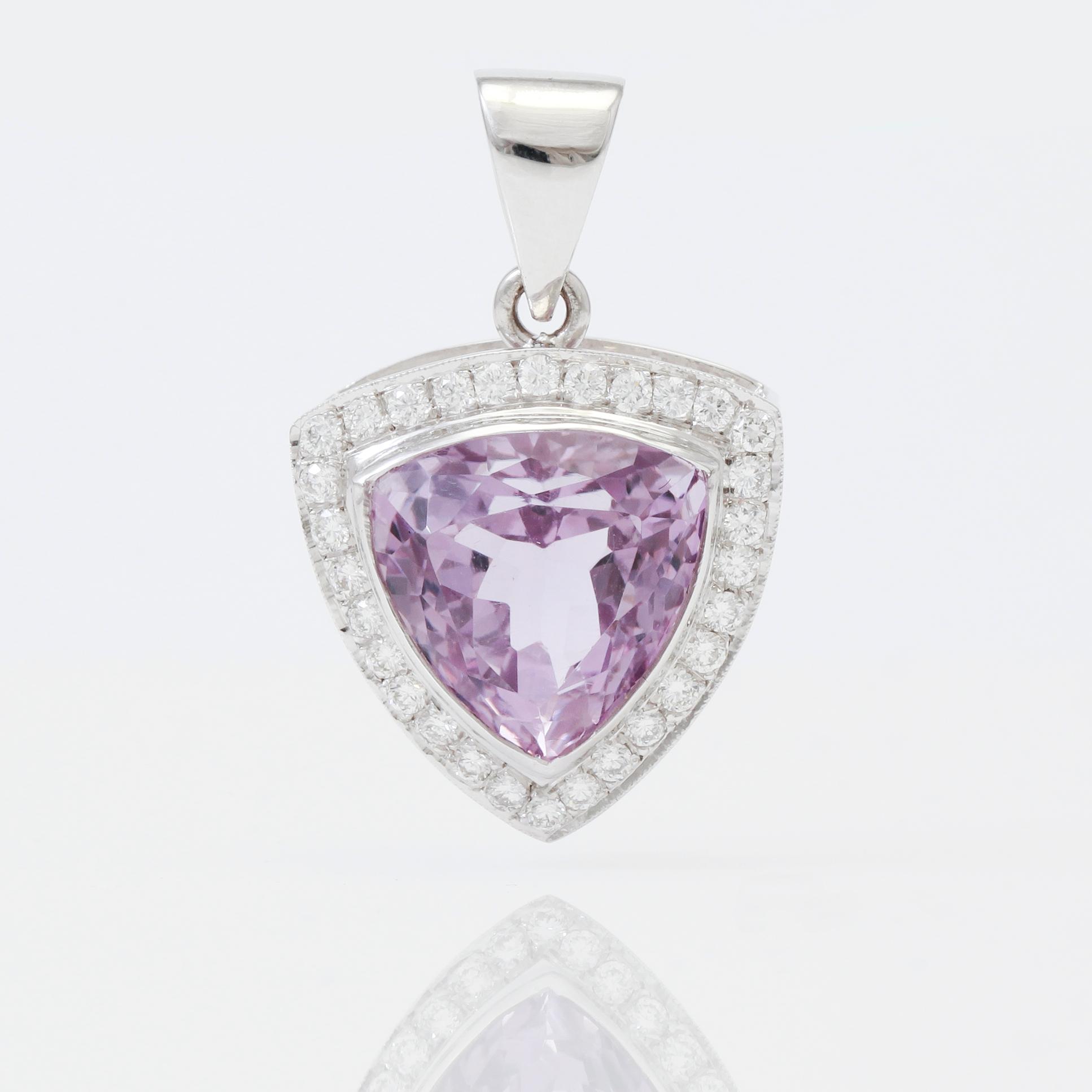 HÄNGE, ametist ca 12,75 ct, briljantslipade diamanter totalt ca 0,80 ct.