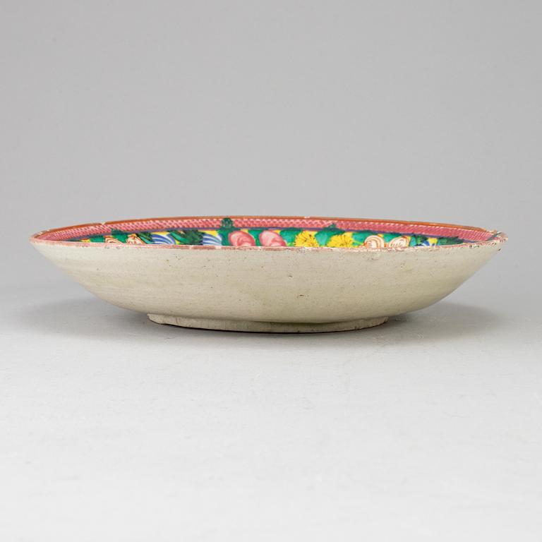 FAT, keramik, diameter ca 30 cm, Persien (Iran), 1800-talets andra hälft.