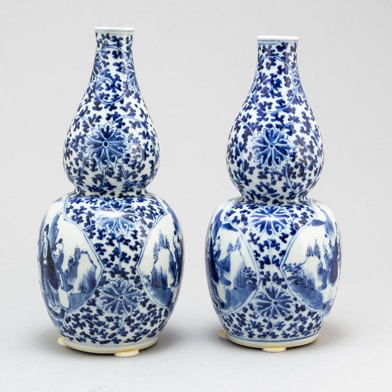 A pair of blue and white double gourd vases, Qing dynasty, Guangxu (1875-1908).