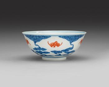 1627. A blue and white 'bats' bowl, late Qing dynasty (1644-1912), with Guangxu six character mark.