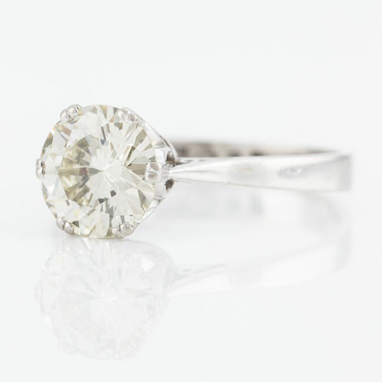 Ring in 18K white gold with brilliant-cut diamond.