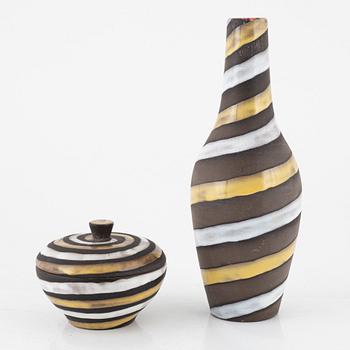 Ingrid Atterberg, vas och skål med lock "Spiral", lergods, Upsala Ekeby, 1950-tal.