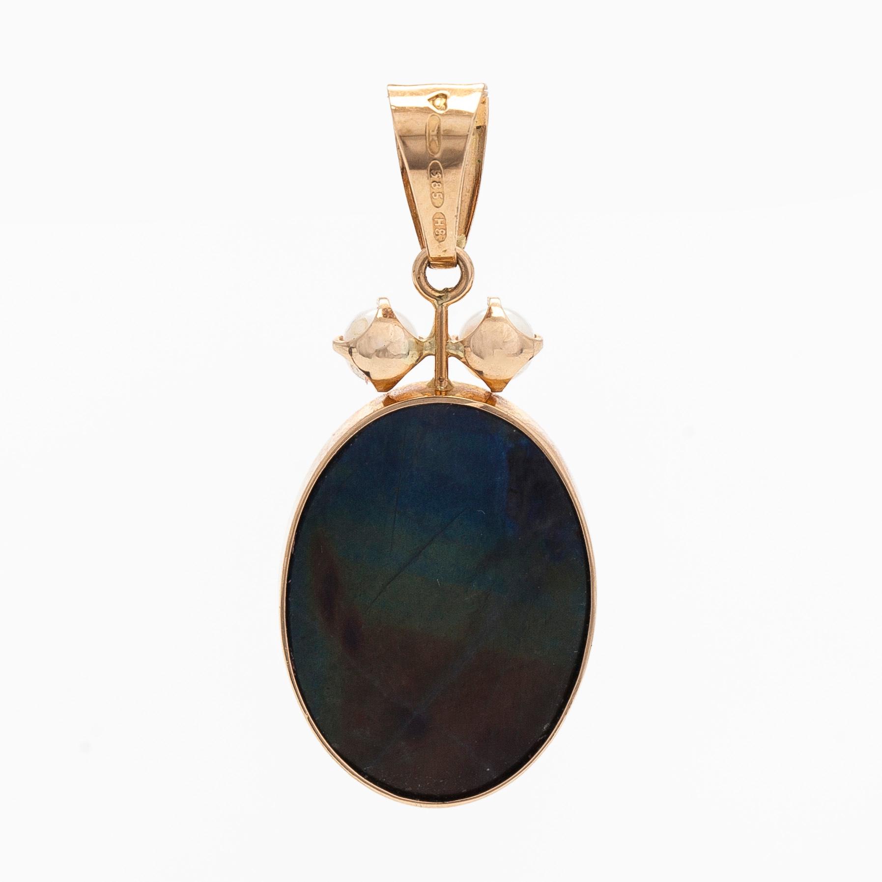 Elis Kauppi, A 14K gold pendant with spectrolite and cultured pearls, Kupittaan Kulta Turku 1985.