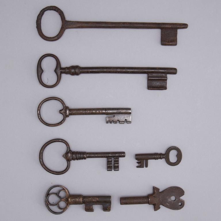 SEVEN CAST IRON KEYS, 17th/18th century.