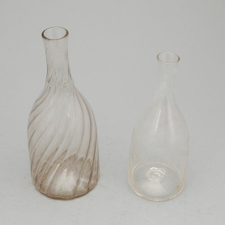 KARAFFER, 2 stycken, glas, 1800-tal.