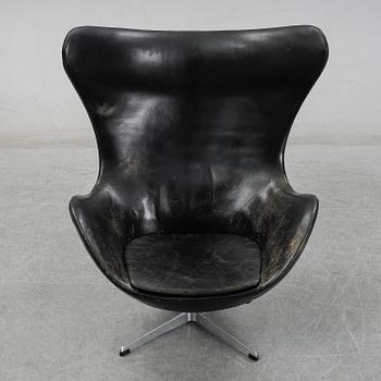 An 'Egg chair' by Arne Jacobsen for Fritz Hansen, designed 1958.