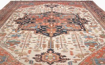 An antique Heriz Serapi carpet, ca 616 x 407 cm.