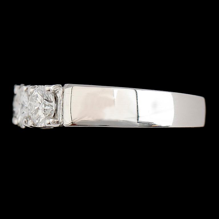 RING, 18 k vitguld, 3 briljantslipade diamanter tot ca 1.14 ct.