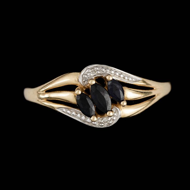 RING, 18k guld med tre navettslipade safirer och två micro diamanter. Vikt ca 1,9 gram.