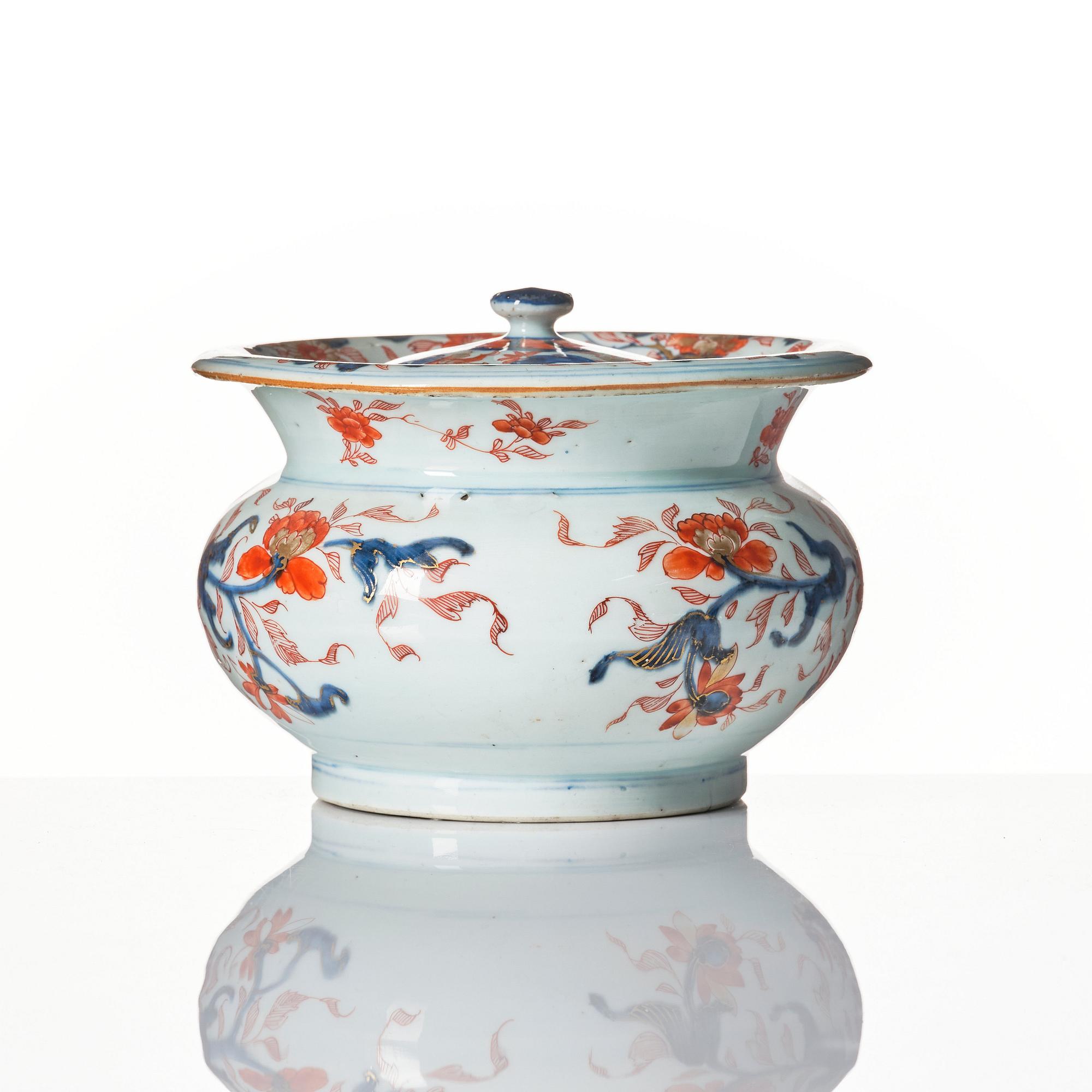 An imari chamber pot with cover, Qing dynasty, Kangxi (1662-1722).