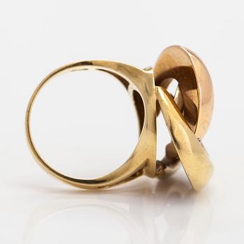 An 18K tri-colour gold ring.