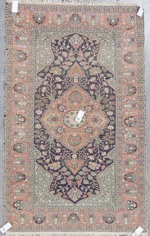 MATTA. Semiantik Kayseri sannolikt. Ca 181 x 115,5 cm.