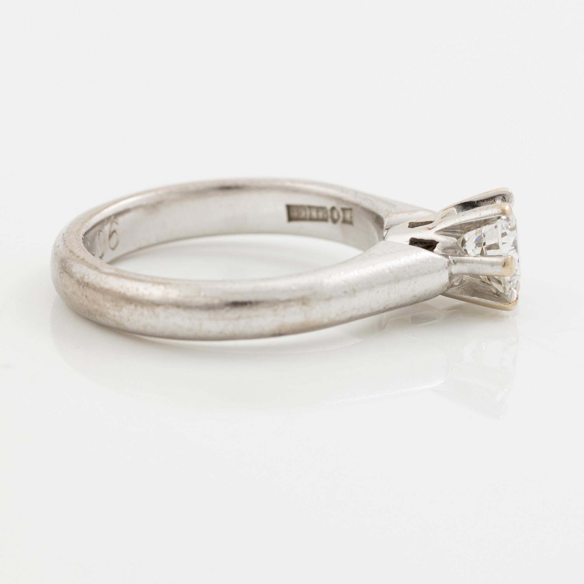 Ring in 18K white gold set with a round brilliant-cut diamond.