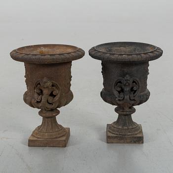 A PAIR OF IRON CAST GARDEN URNS, EARLY 20TH CENTURY.