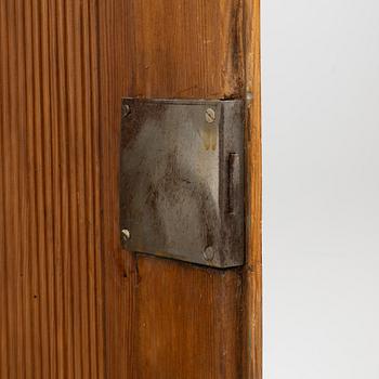 Corner cabinet, 18th/19th century.