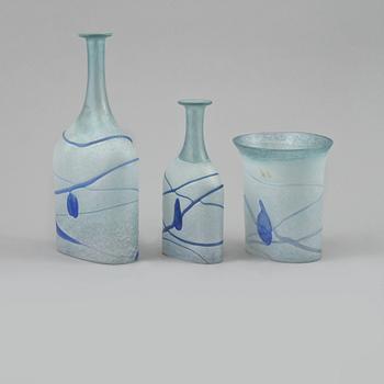 FLASKOR, 2 st, VAS samt SKÅL, glas, Bertil Vallien, Kosta Boda, två signerade delar.