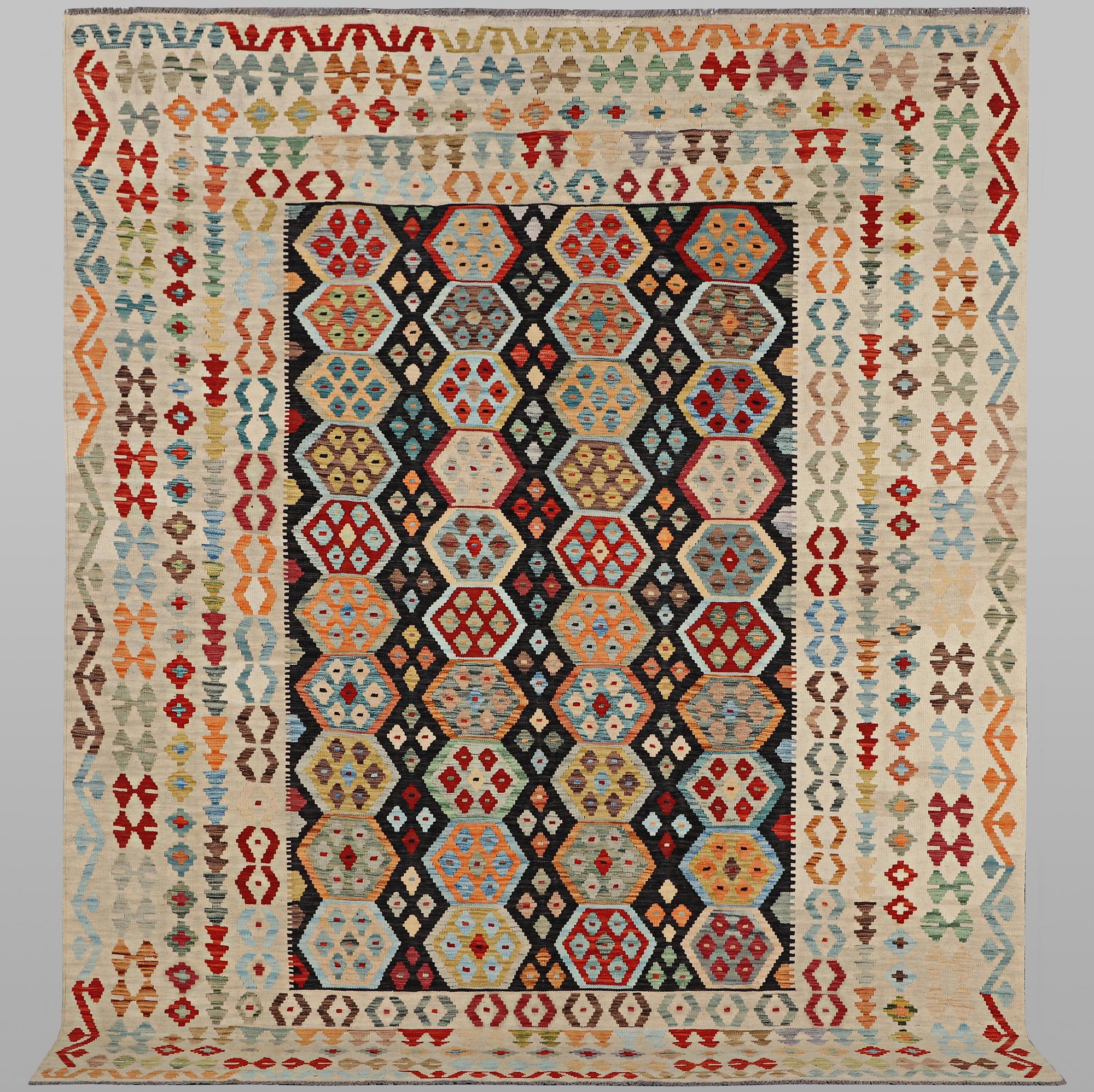 Matta, Kelim, ca 311 x 252 cm.