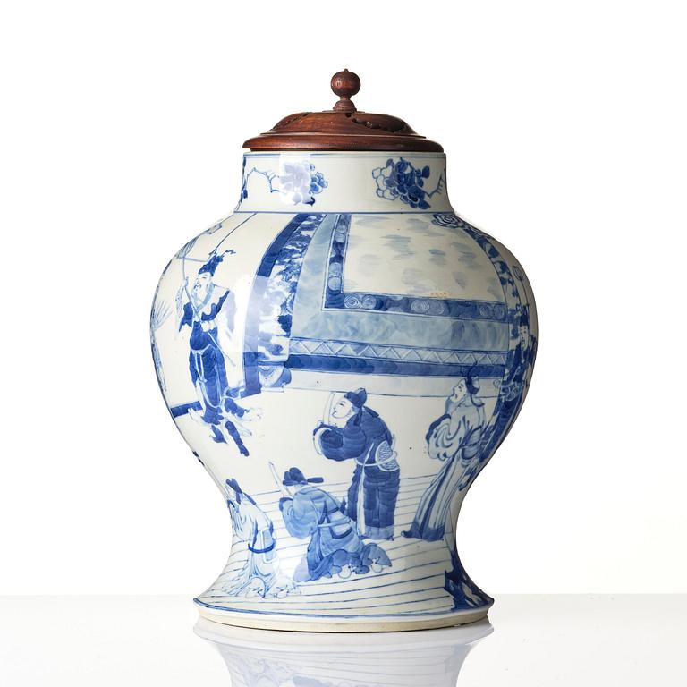 A blue and white vase, Qing dynasty, 19th century.