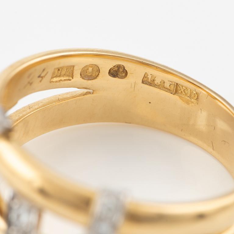 Ring, Engelbert, 18K guld med briljantslipade diamanter 0.24 ct totalt ingraverat, Stockholm 1996.