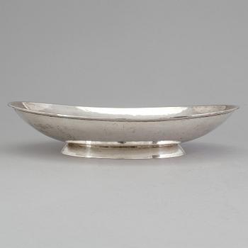 A 20th century German silver dish, maker's mark "GK". Weight 556 g.