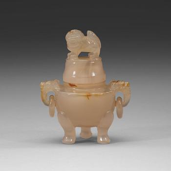 22. An agathe tripod nephrite censer with cover, late Qing dynasty, circa 1900.