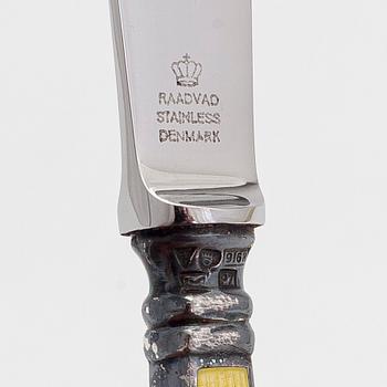 Tillander, mockaskedar, 10 st, knivar, 6 st, och ett fat, emalj och silver, Helsingfors 1950-52, 1968 och 1953.