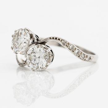 Ring, tvillingring, platina med två briljantslipade diamanter.