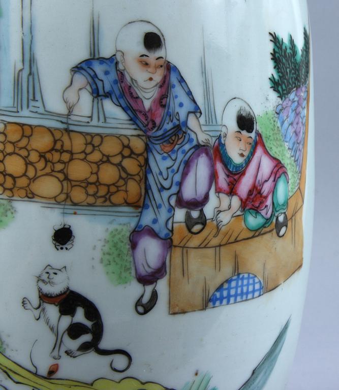 GOLVURNA, porslin, 1800/1900-tal.