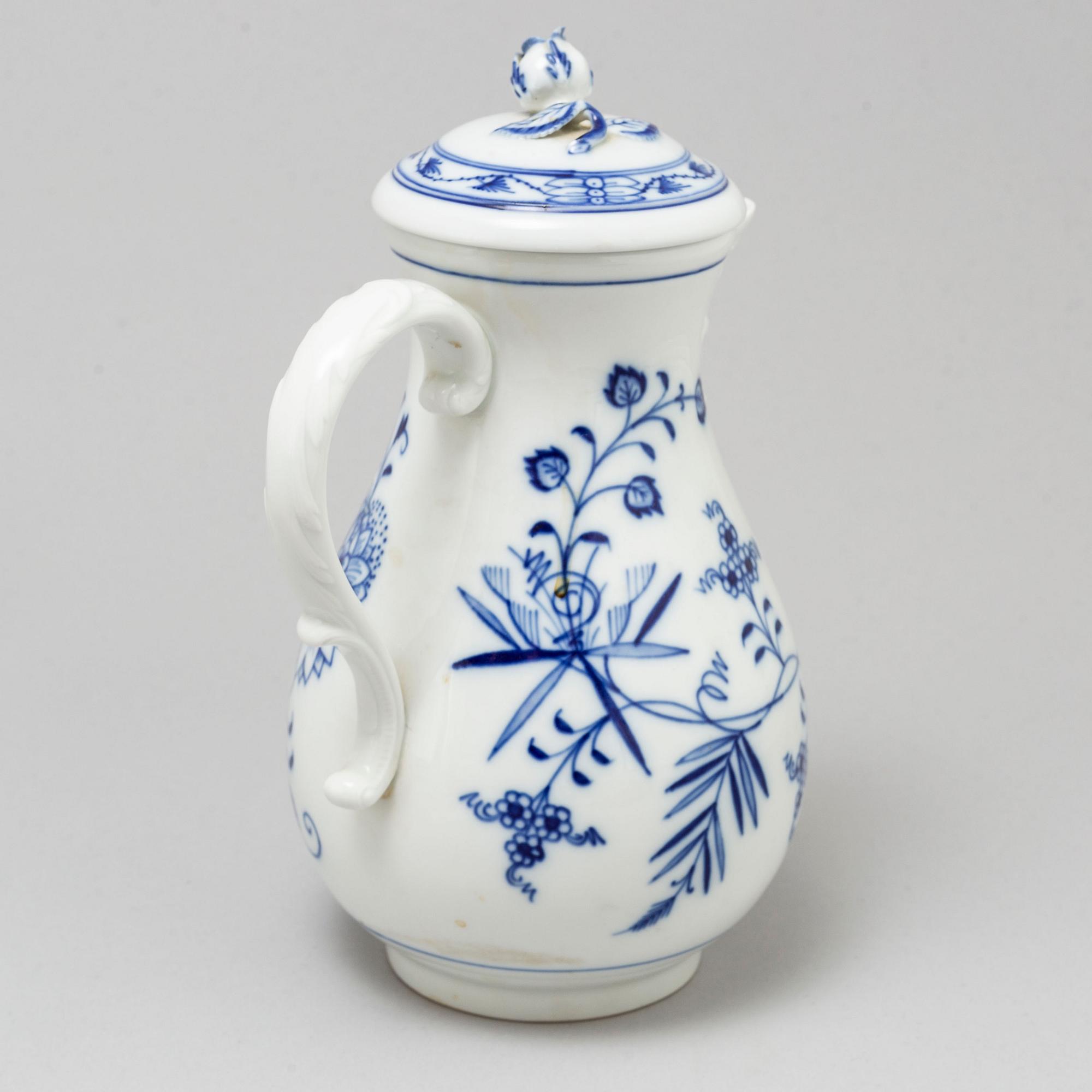A Meissen part 'Blue Onion' coffee and dinner porcelain service, Germany, 20th century (33 pieces).