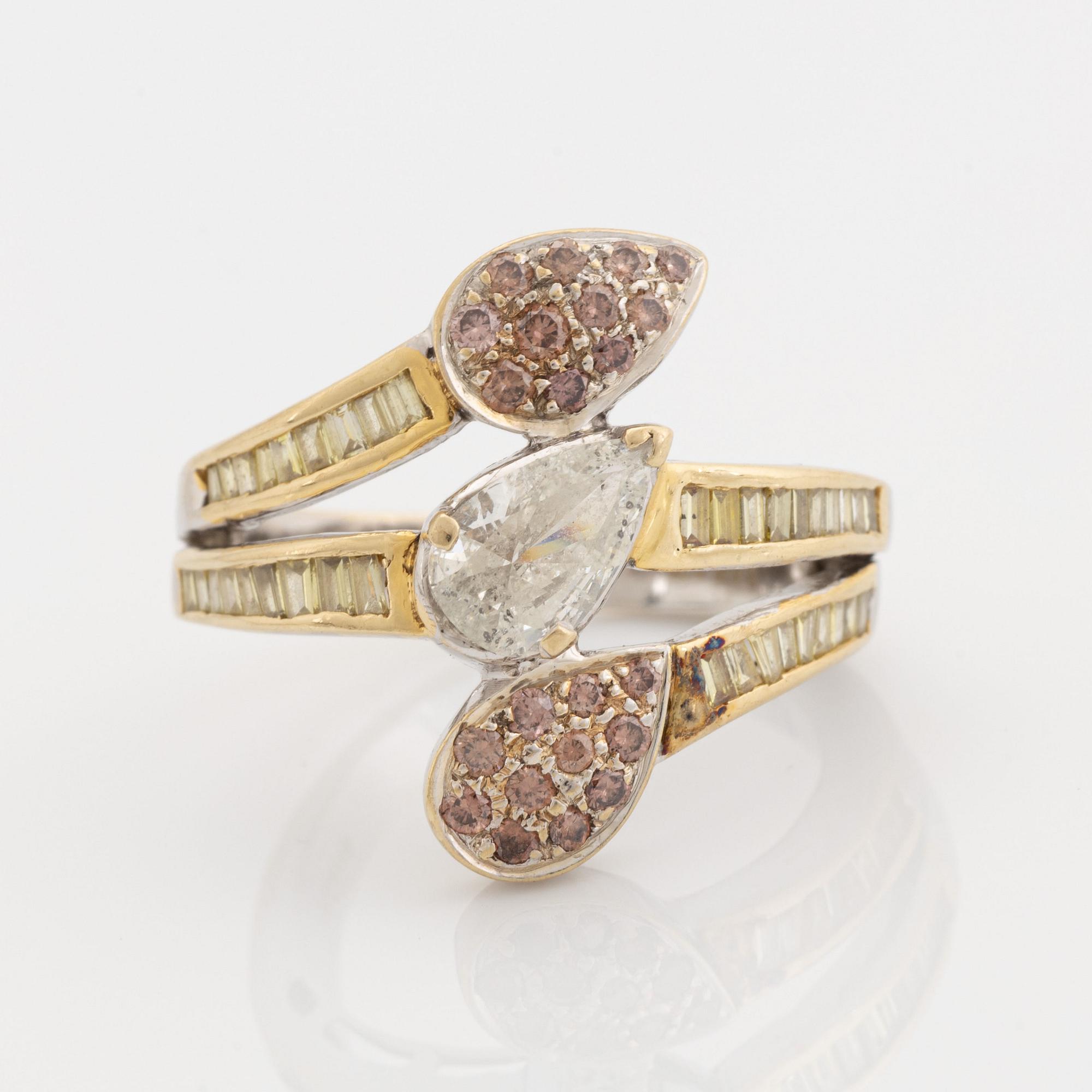 Ring, omlottring med päronformad diamant.