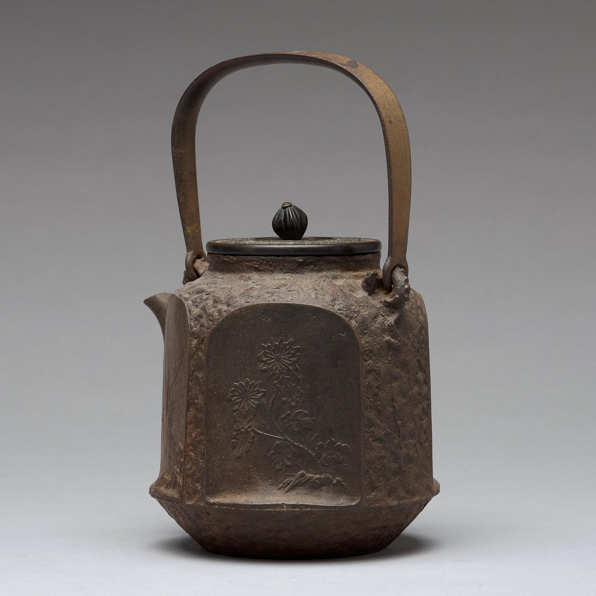 TEKANNA med LOCK, järn. Japan, Meiji (1868-1912).