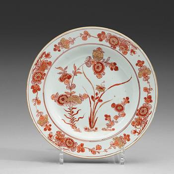 A rouge de fer and gold dinner plate, Qing dynasty, Kangxi (1662-1722). With Johanneum mark N:i04->.