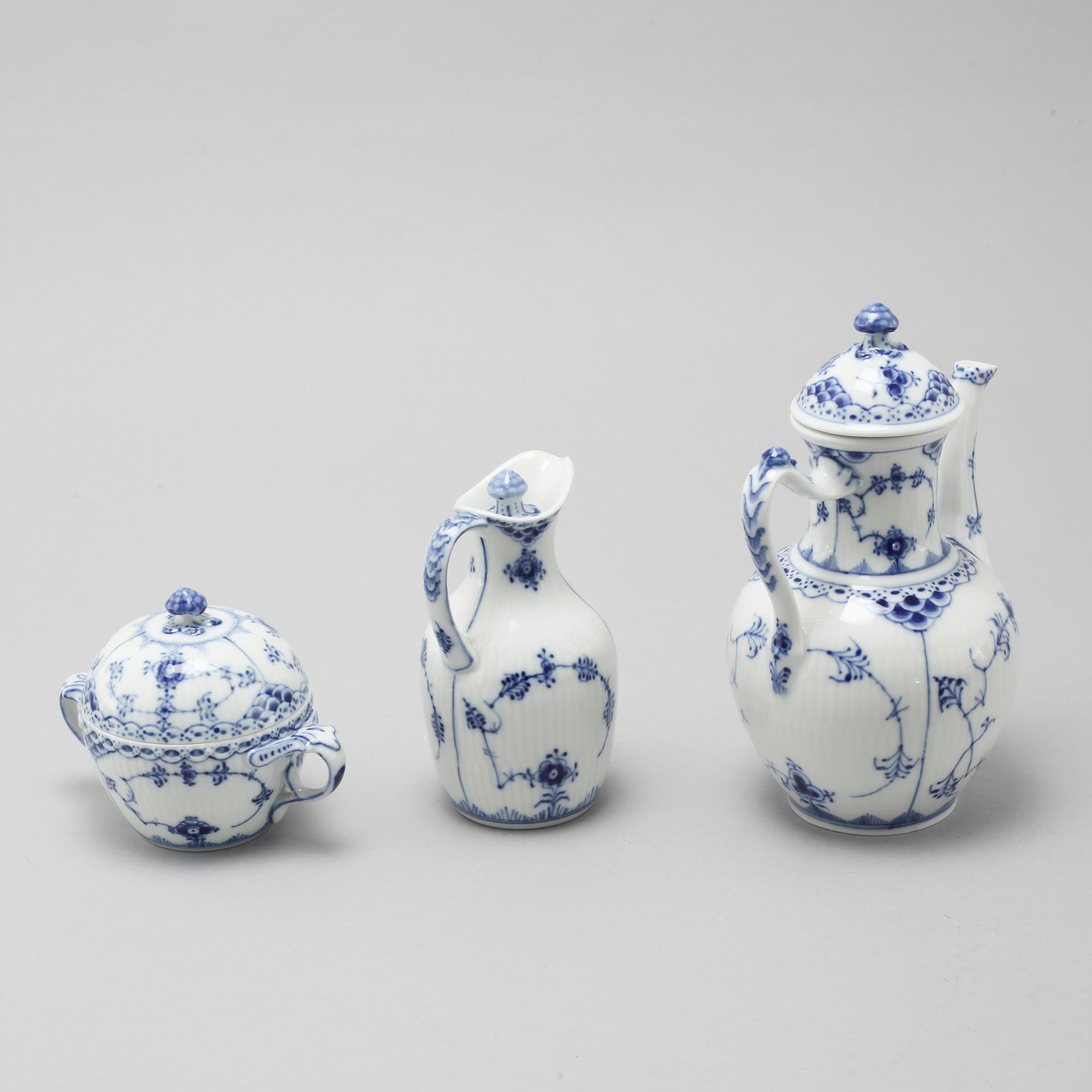 64 pieces of porcelain tableware from Royal Copenhagen, model "Musselmalet", 20th century.