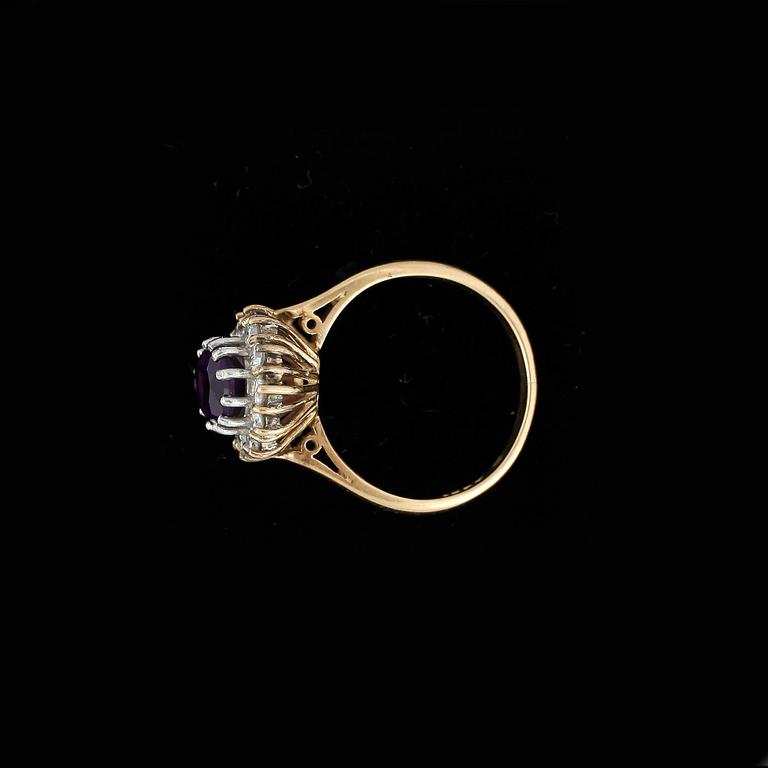 RING, 18k guld med ametist och briljantslipad diamanter tot ca0,36ct.Vikt 4g.