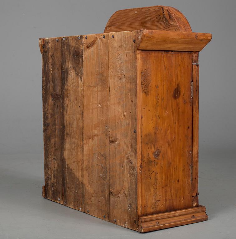 DRÄNGSKÅP, trä, 1800-tal.