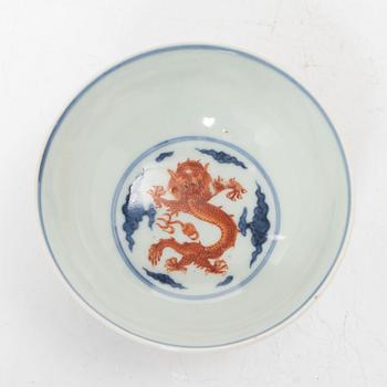 A Chinese 'dragon' bowl, porcelain, late Qing dynasty.