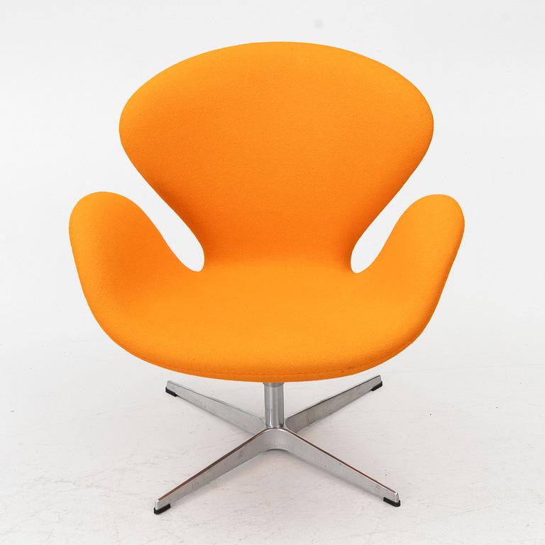 Arne Jacobsen, Fåtölj, "Svanen", Fritz Hansen, Danmark, 2000-tal.