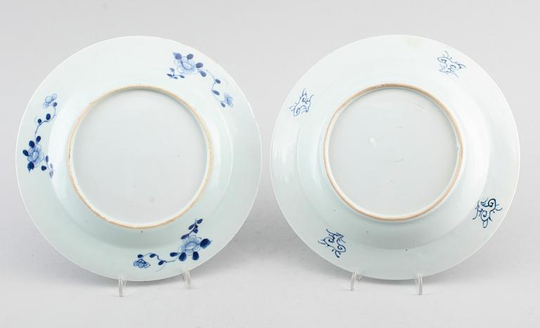 TALLRIKAR, 2 st, porslin, Kina, Qianlong 1736-1795.