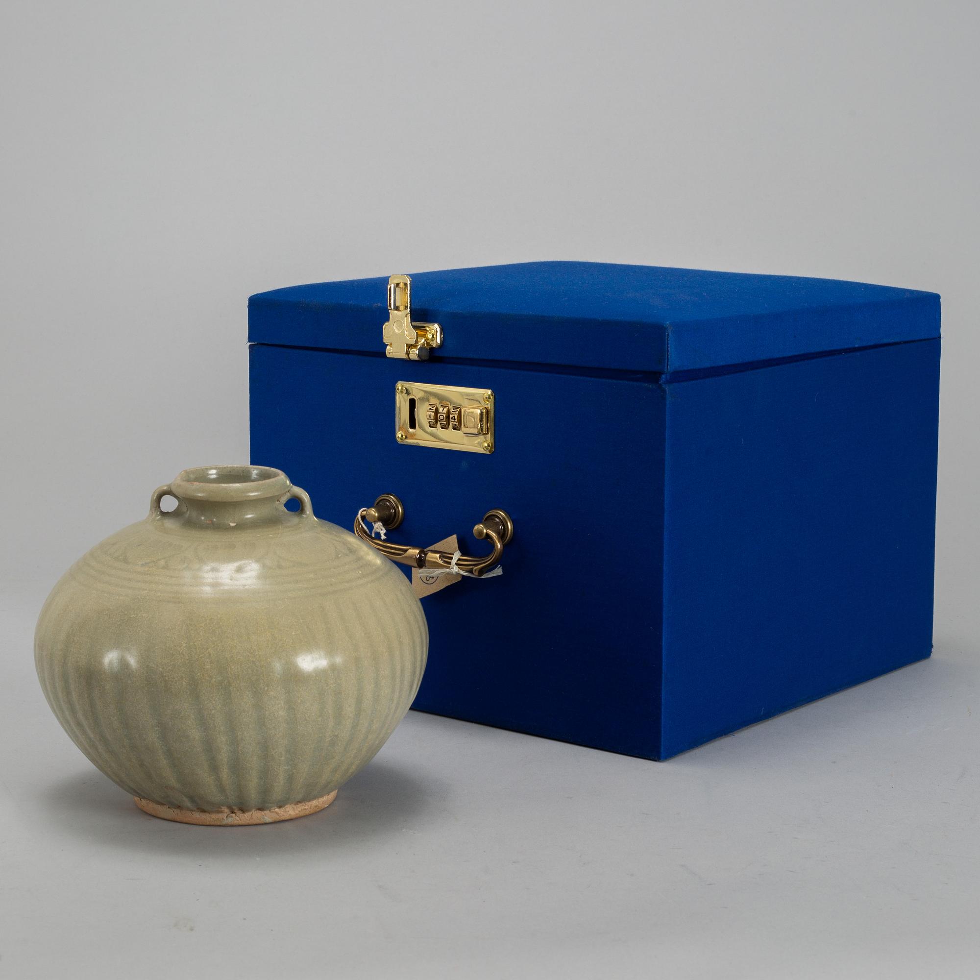 A cleadon glazed Sawnkhalok jar, South East Asia, 16th Century.