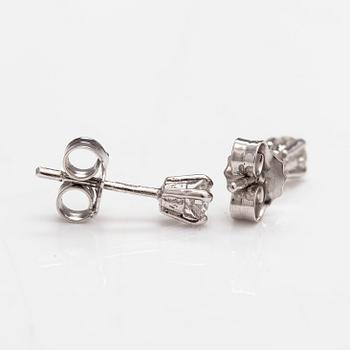 A pair of 18K white gold earrings with diamonds ca. 0.40 ct in total.
