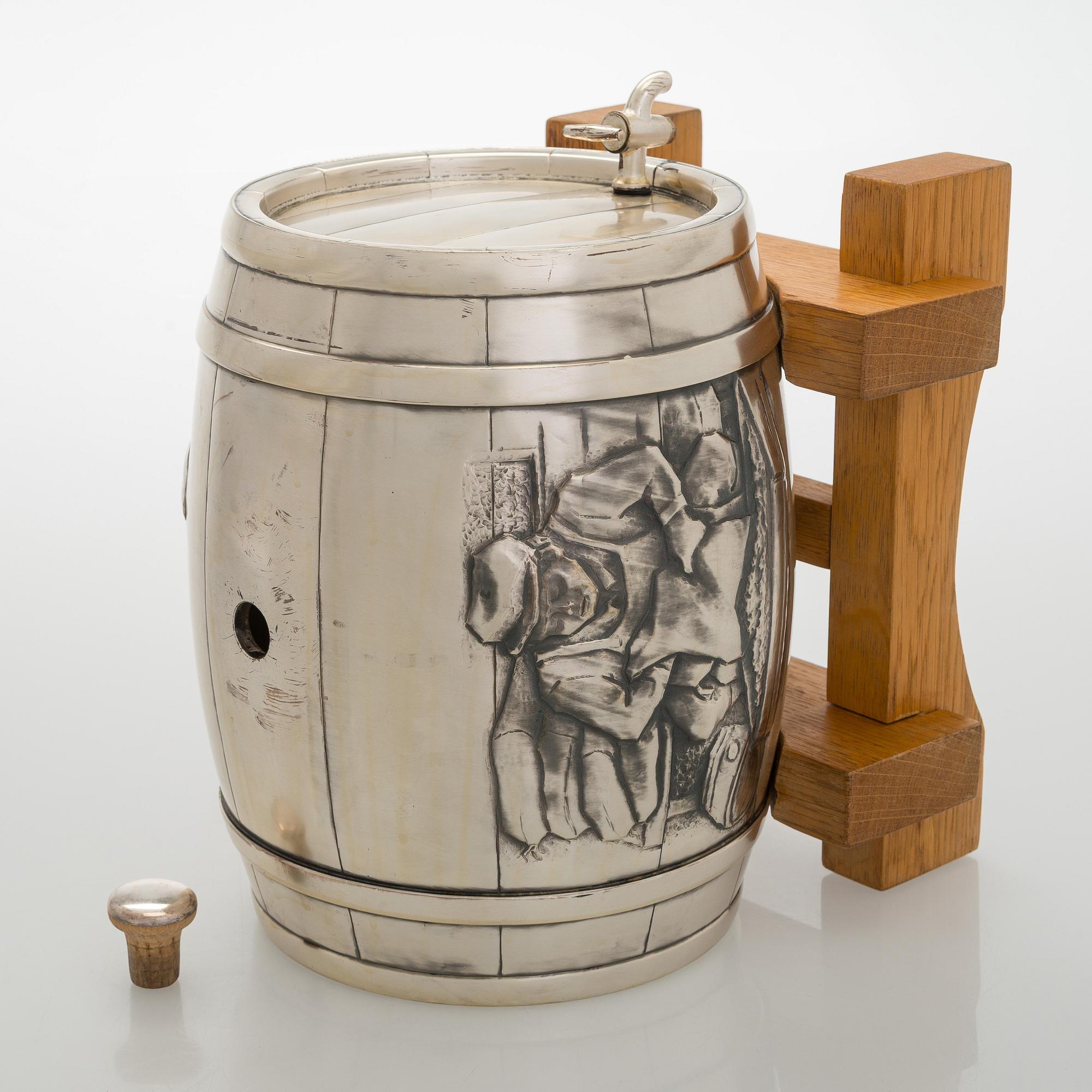 Tynnyri, hopeaa puujalustalla, Auran Kultaseppä, Turku 1969.